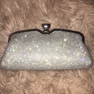 Silver evening clutch w/ strap 🤩